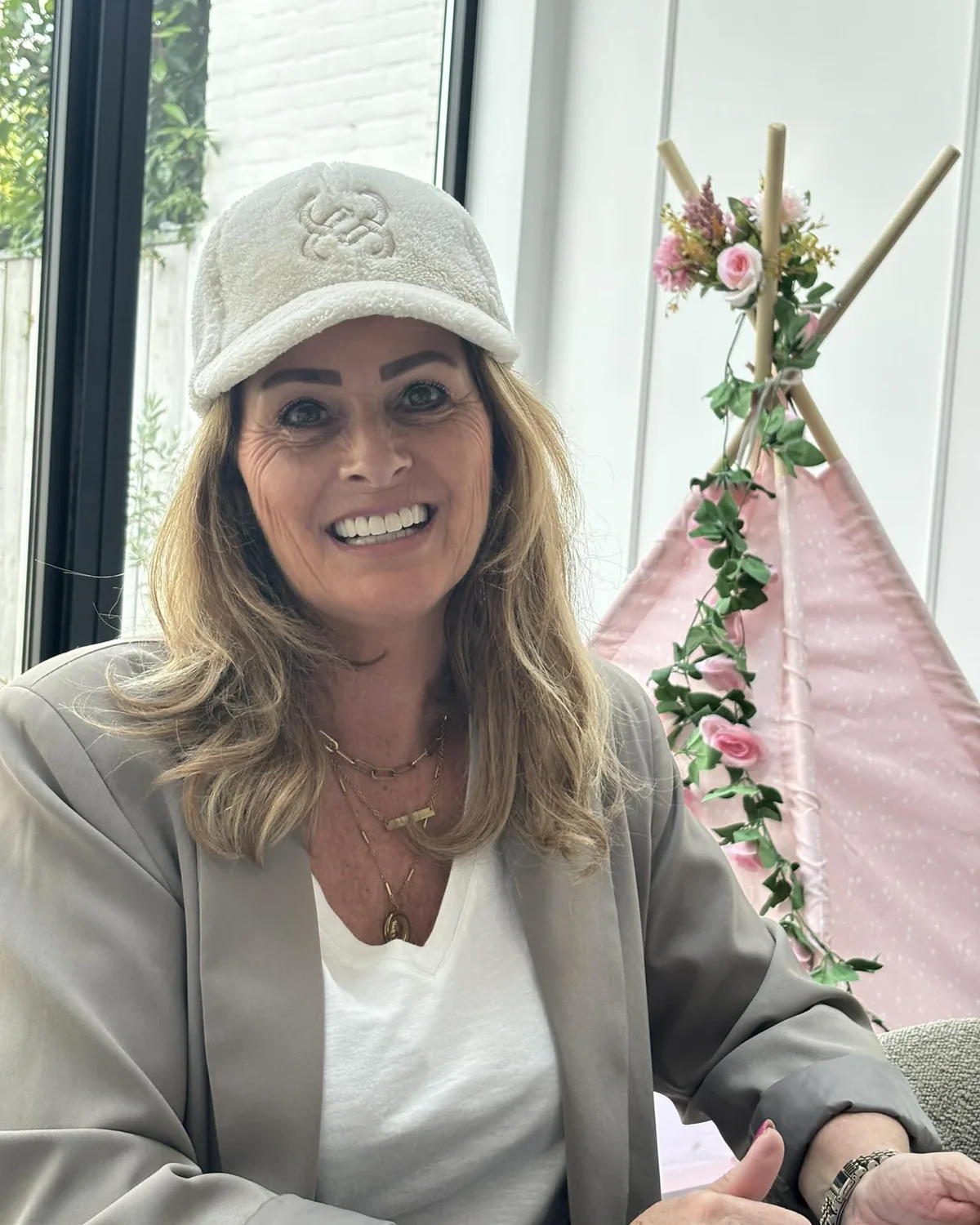 Astrid van TipiThuis bij een roze tipi met rozen
