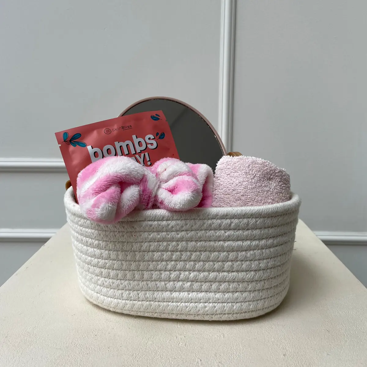 Beautypakket met haarband, doekje, spiegeltje en gezichtsmasker in een mandje