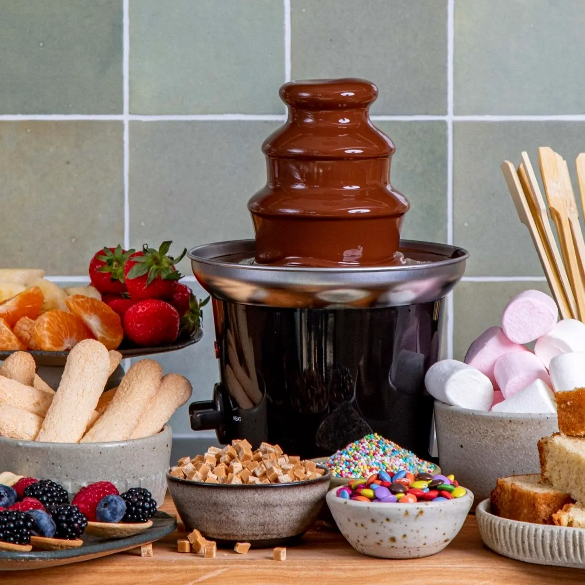 Chocoladefontein met fruit en snoep als extra bij het slaapfeestje