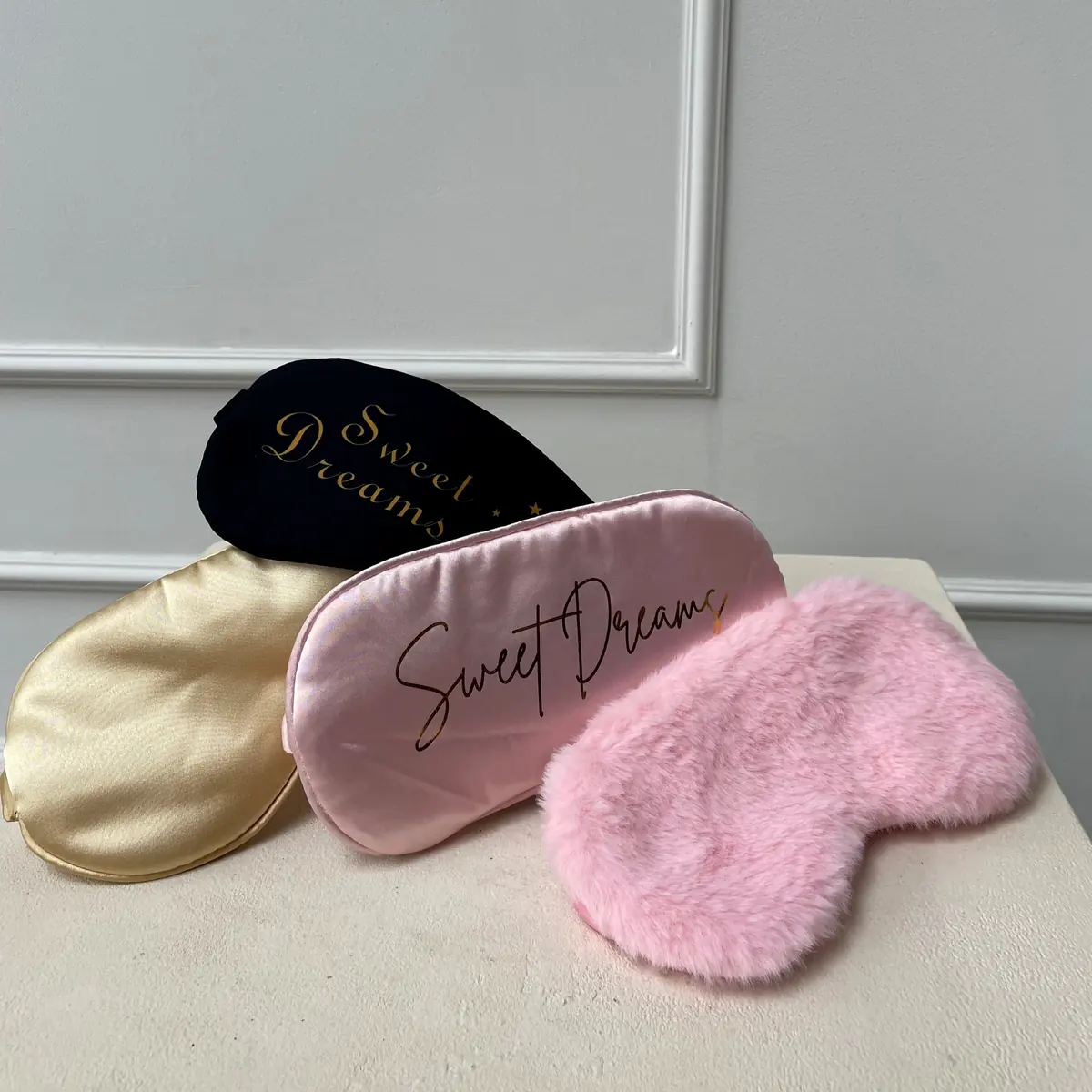Slaapmaskers voor een slaapfeestje: goud, satijnroze en zachte pluche