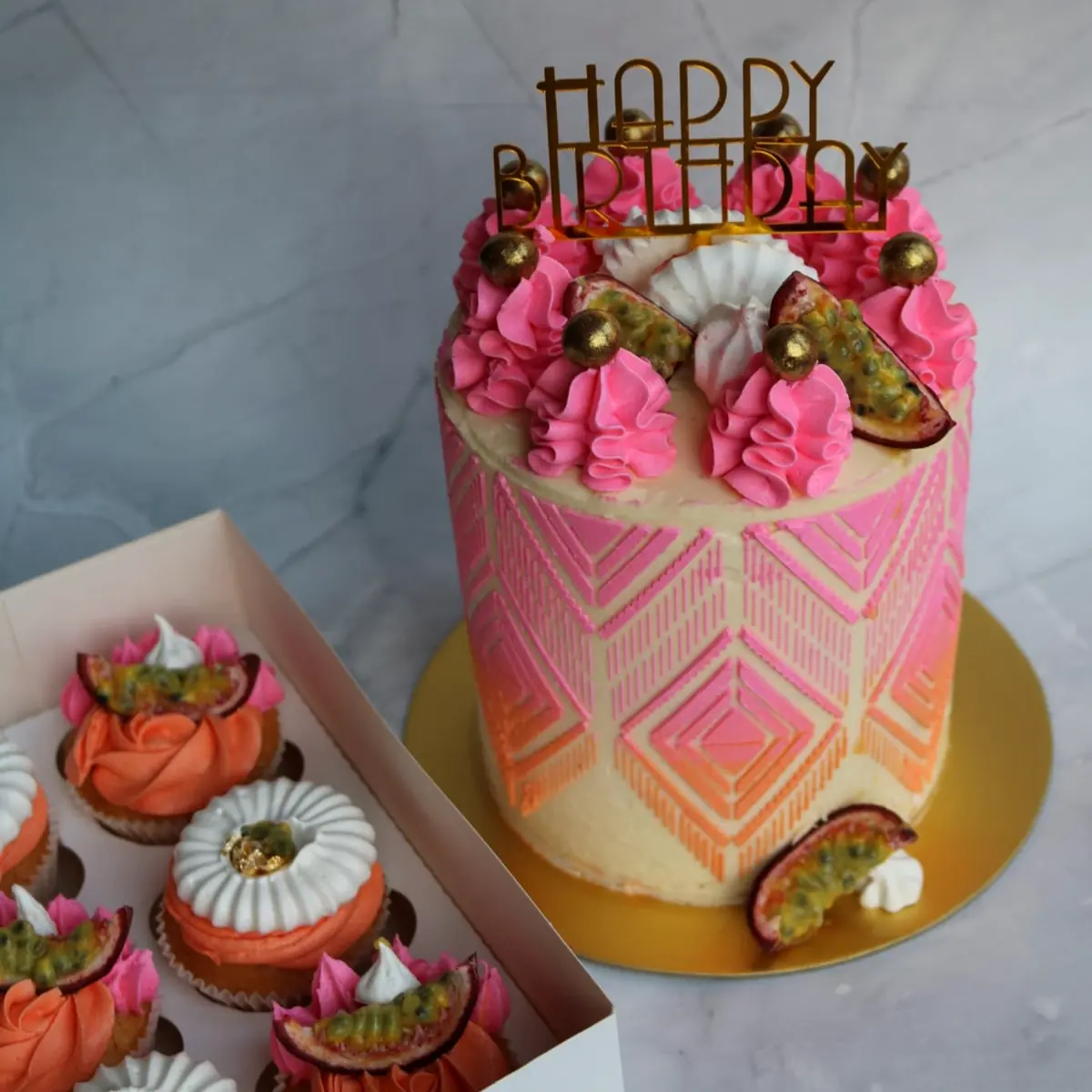 Roze verjaardagstaart met een happy birthday topper
