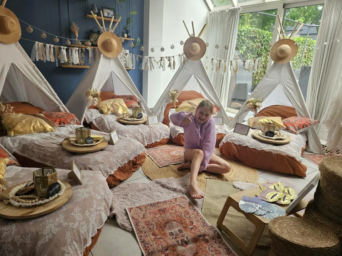 Boho-chic opstelling met witte tipi’s en kelims in de woonkamer