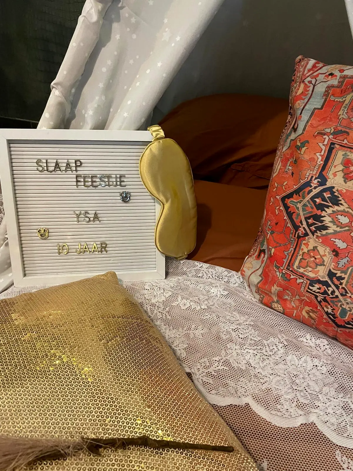 Letterbord Slaapfeestje Ysa met gouden slaapmasker en kelimkussen