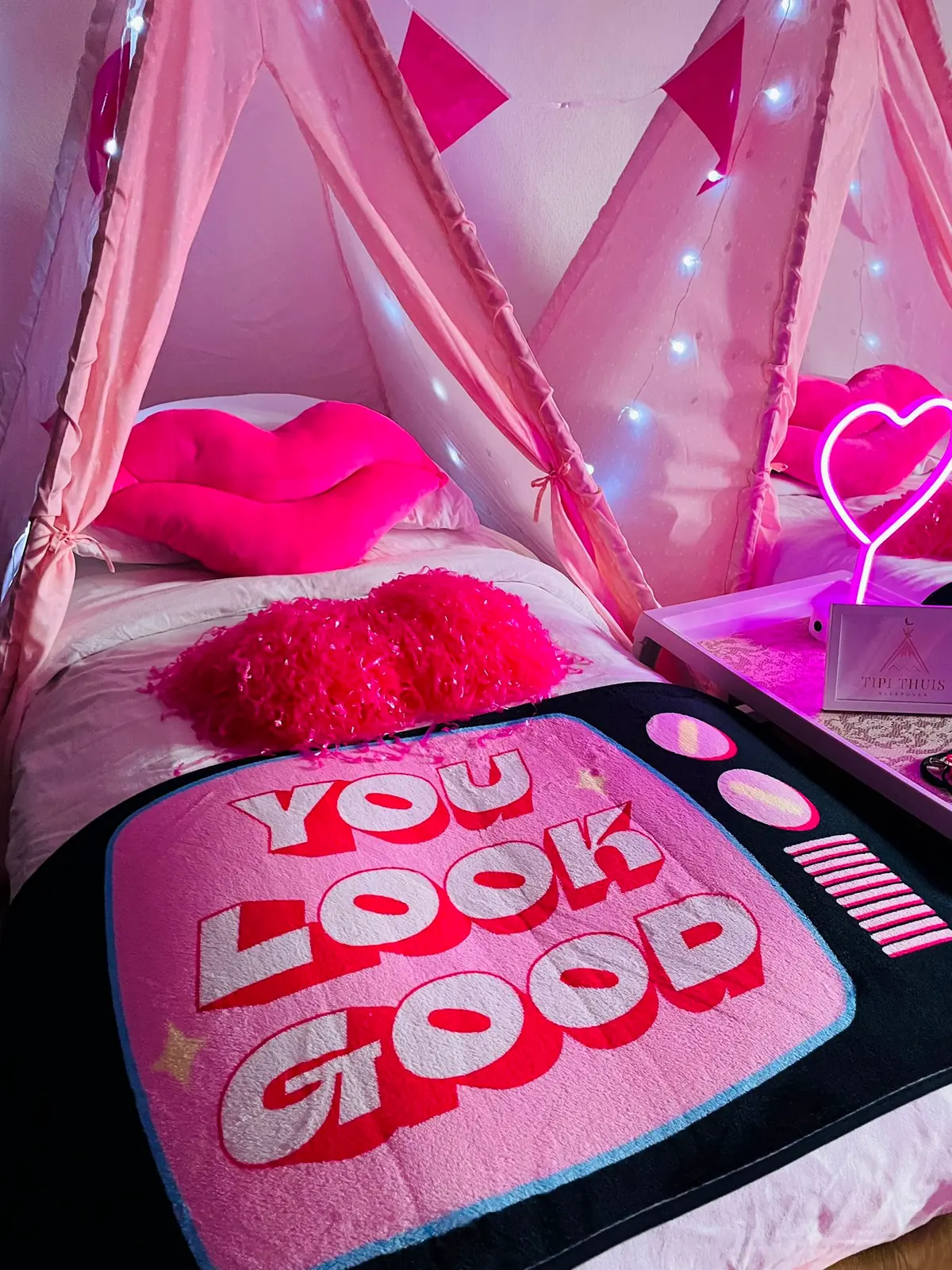 You Look Good kussen en roze pompons in de cheerleader tipi