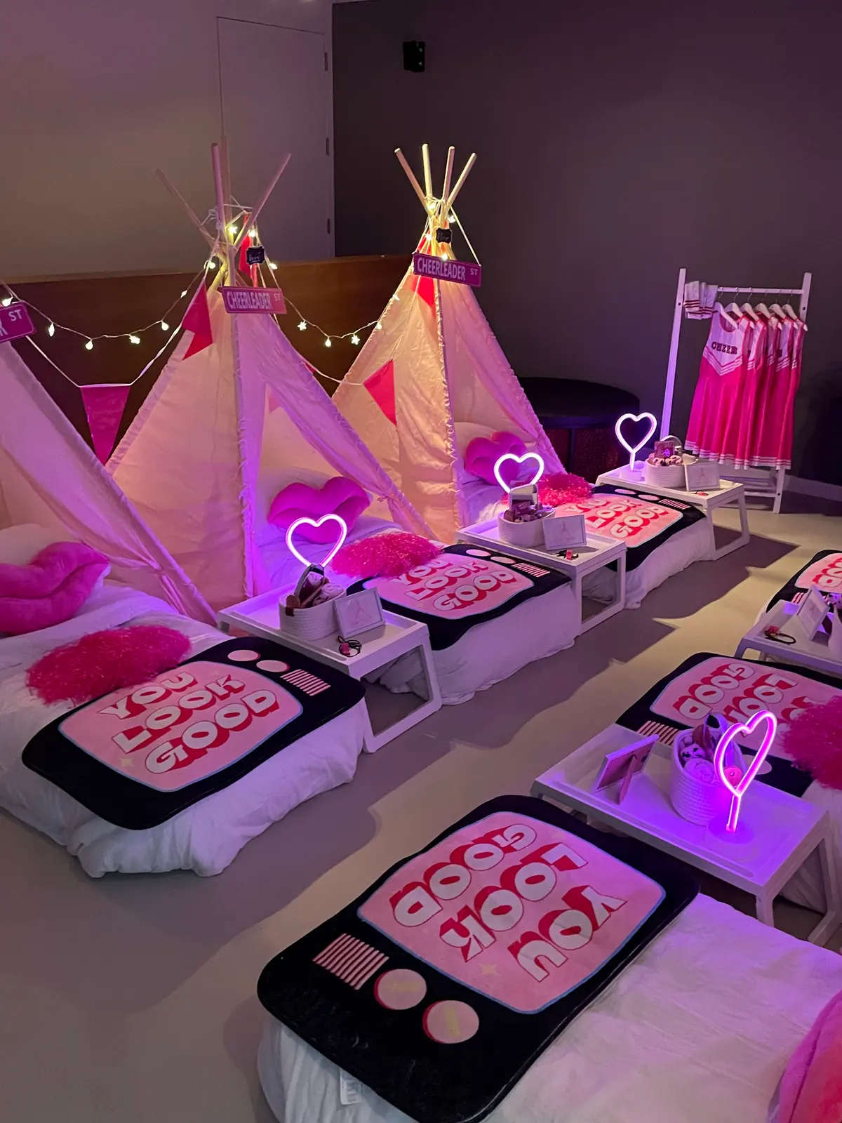 Cheerleader slaapfeestje met neonlampjes en roze tipi’s