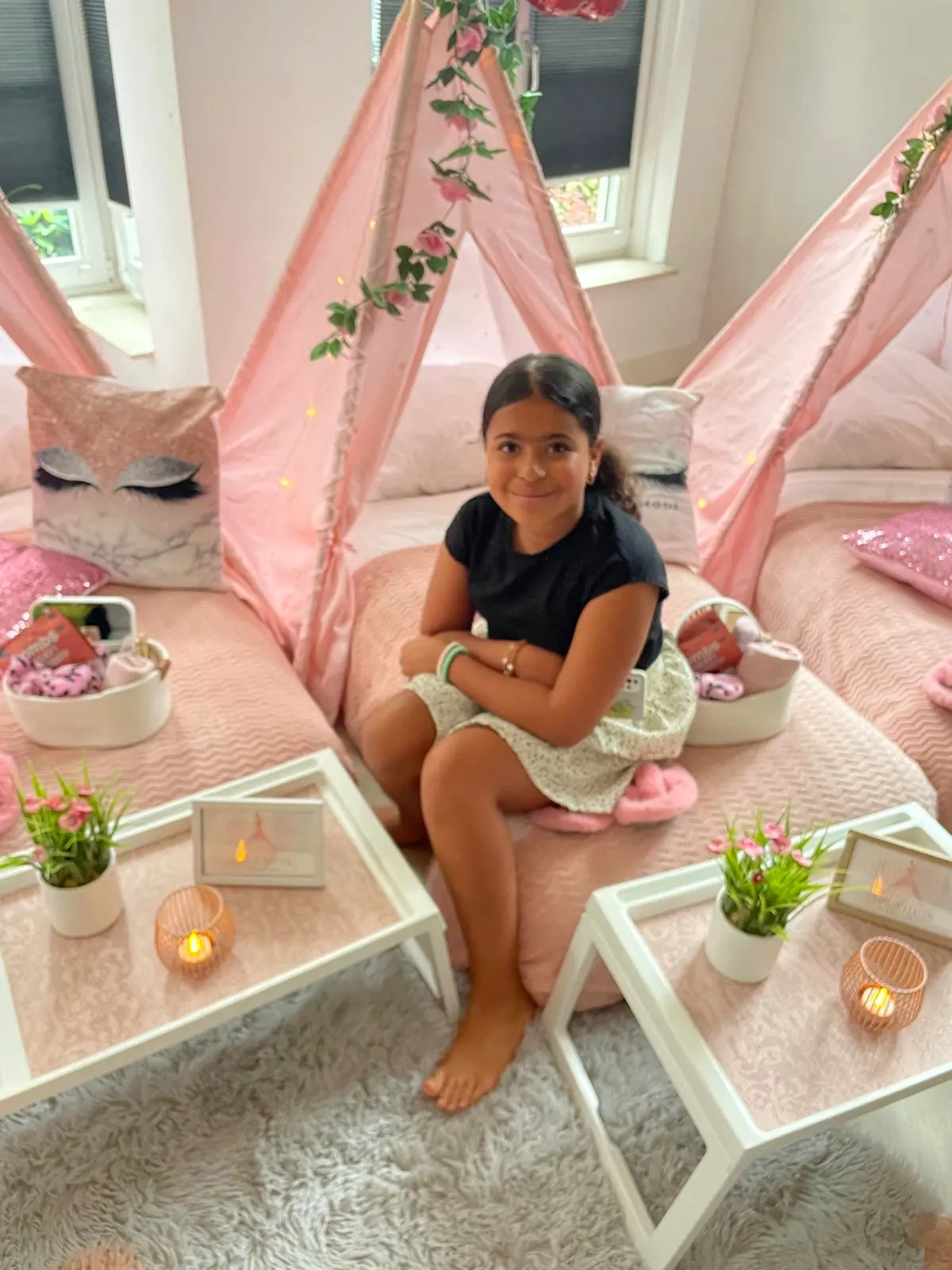 Meisje zit in haar roze girlpower tipi
