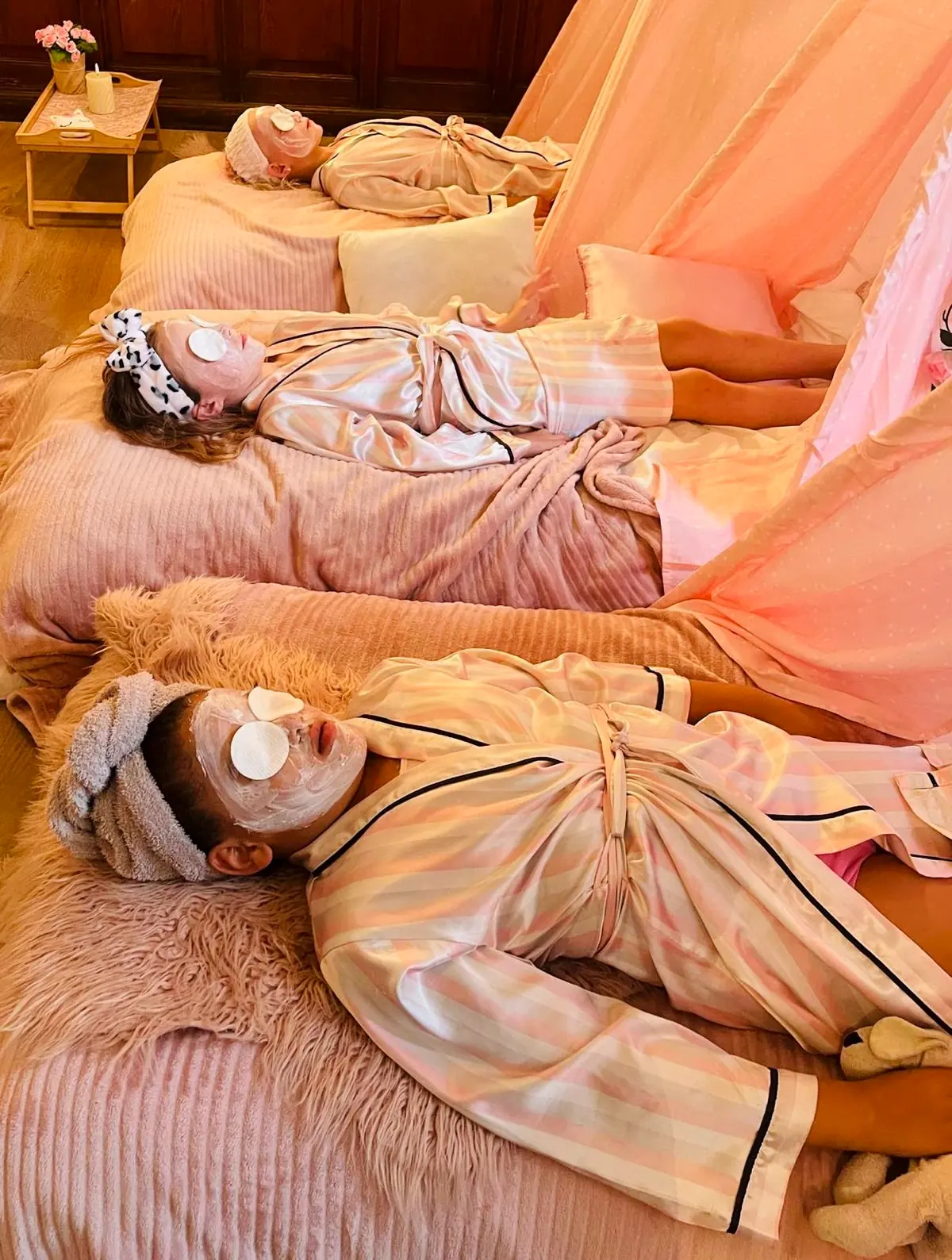 Meisje ontspant met gezichtsmasker in haar kimono
