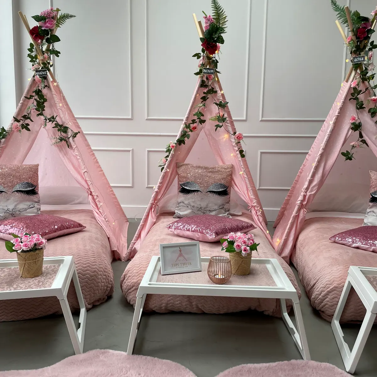 Girlpower slaapfeestje: roze tipi’s met rozen, wimperkussens en pailletten