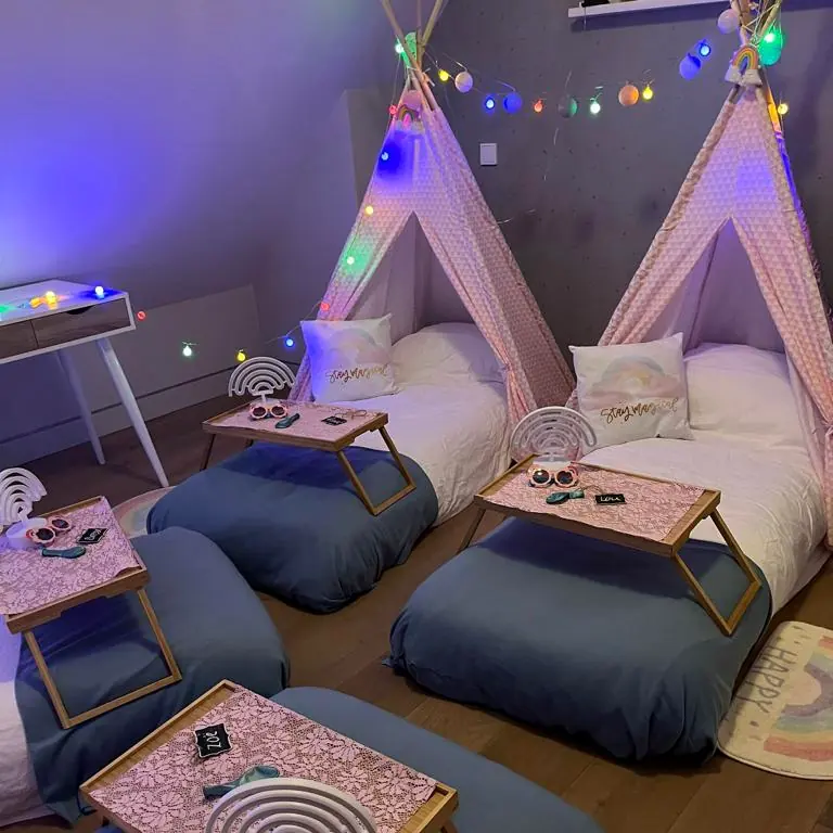 Rainbow tipi’s met feestverlichting in een paarse kamer