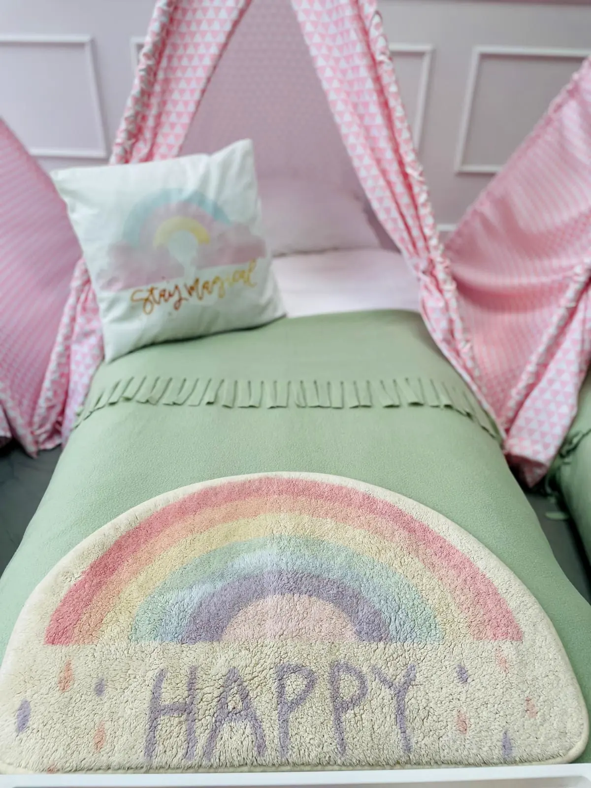 Happy kleed en stay magical kussen in de rainbow tipi