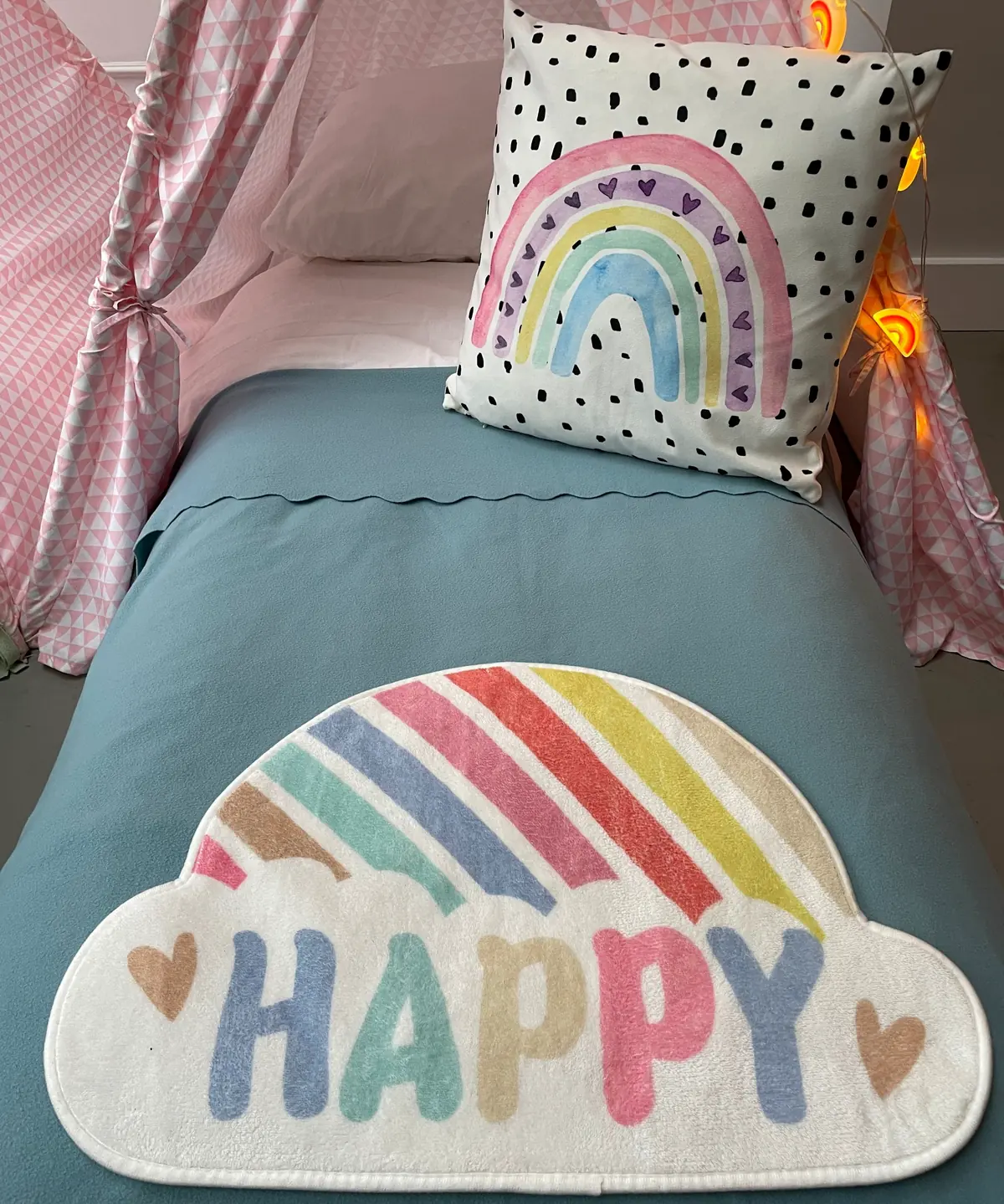 Happy regenboogkleed en regenboogkussen in de rainbow tipi