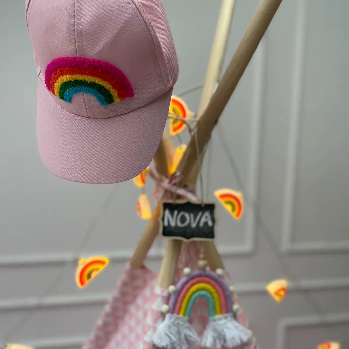 Tipi met het naambordje van Nova en een regenboogpet