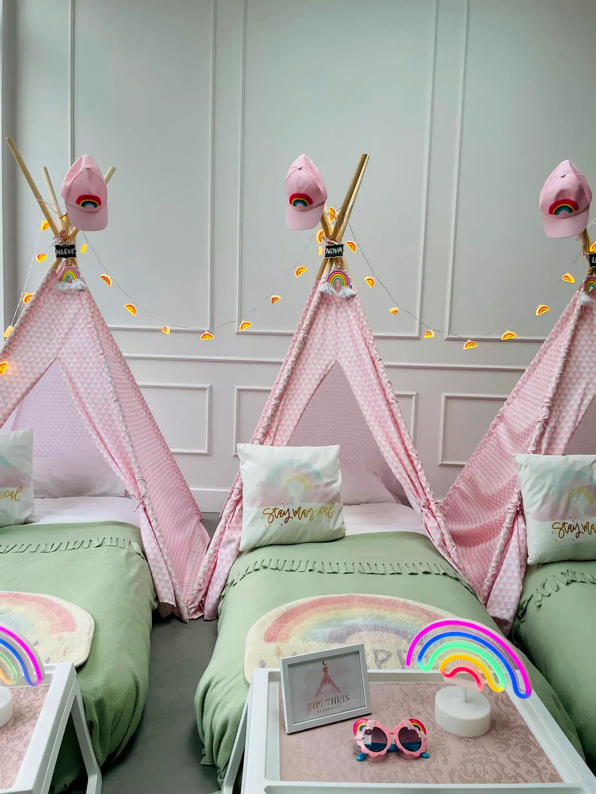 Rainbow tipi’s met groene bedden en regenboogdecoratie