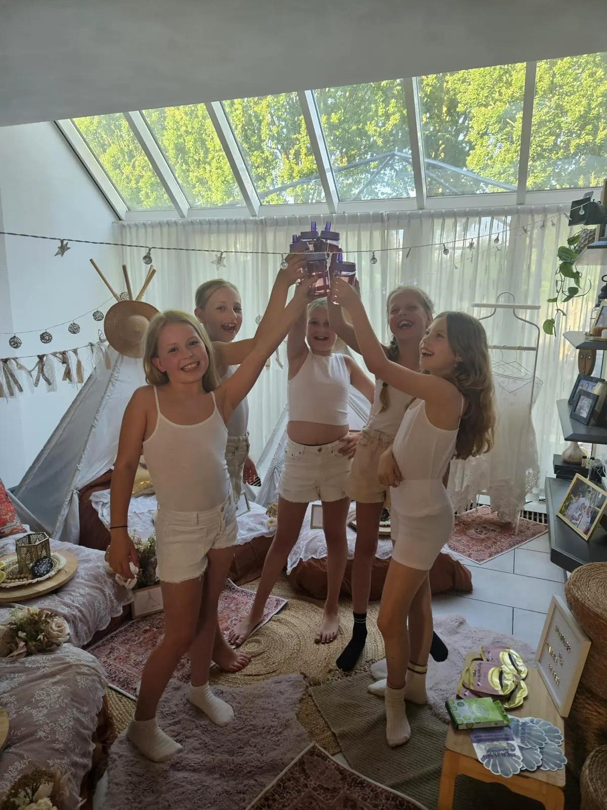 Meiden dansen tussen de tipi’s tijdens een slaapfeestje