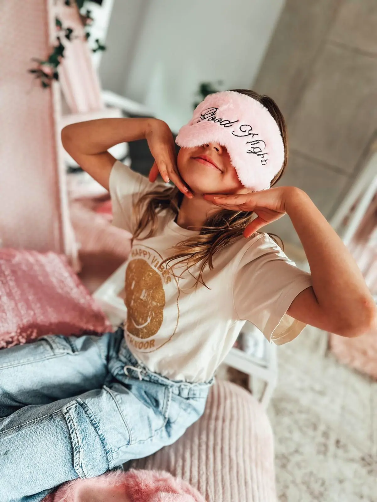 Meisje met een roze slaapmasker tijdens een tipi slaapfeestje