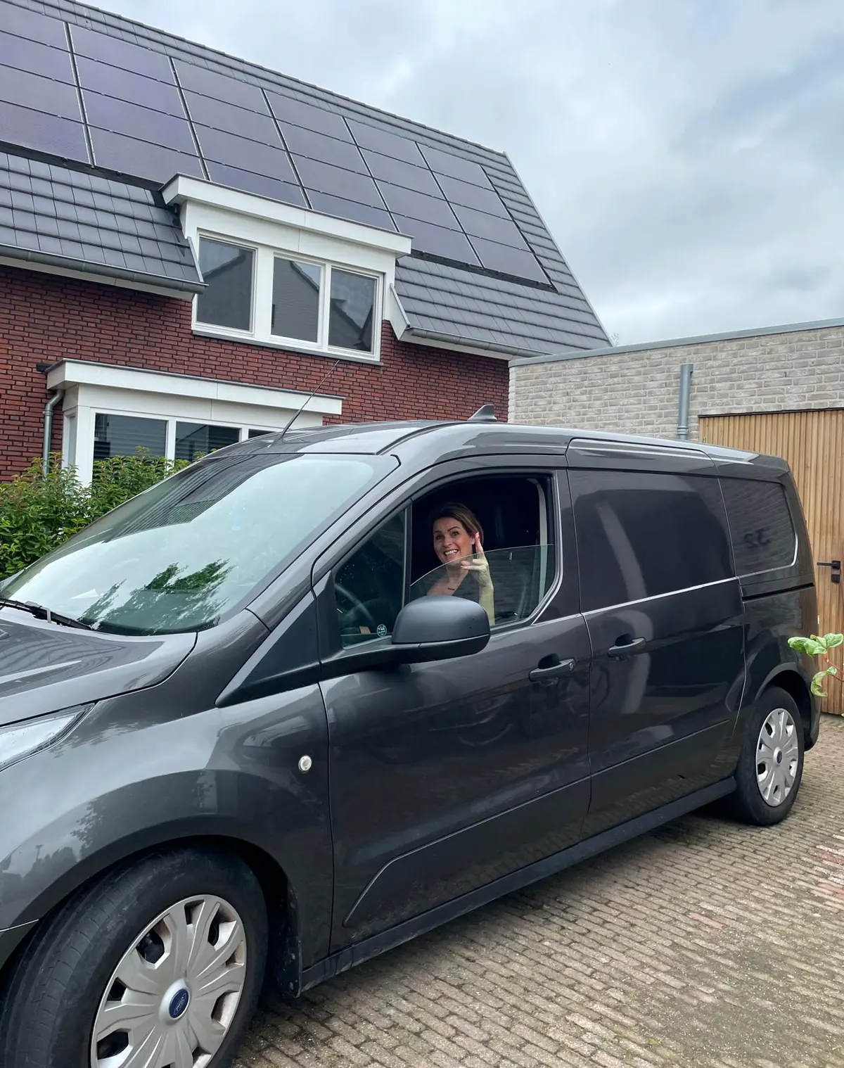 Astrid van TipiThuis in de bezorgbus, klaar om de tipi’s te brengen