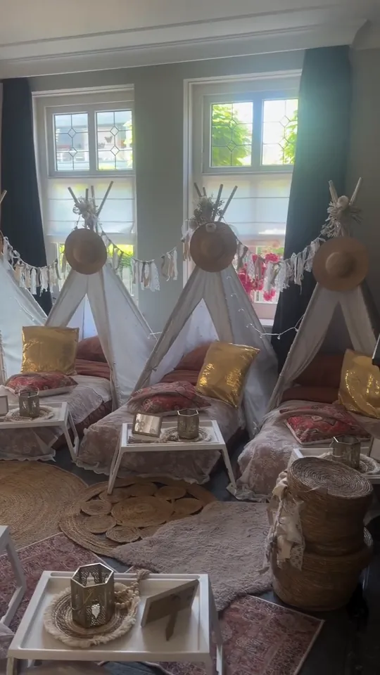 Boho-chic tipi’s met strohoeden en franjeslingers