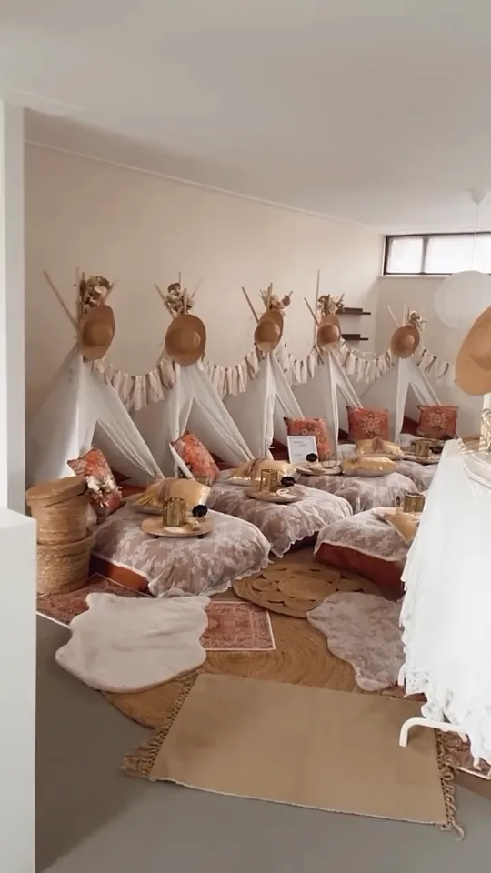 Een lange rij Boho-chic tipi’s met strohoeden