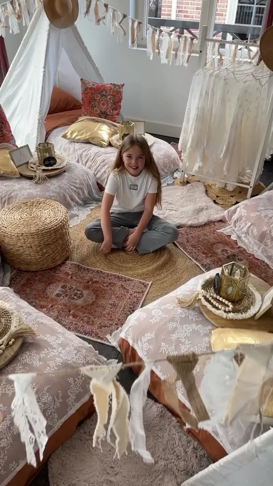 Boho-chic slaapfeestje met gouden kussens en kelims