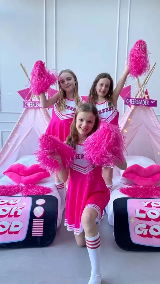 Cheerleaders met pompons bij hun tipi’s