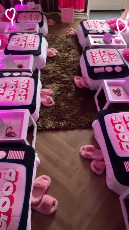Cheerleader slaapfeestje met lippenkussens en cheerjurkjes