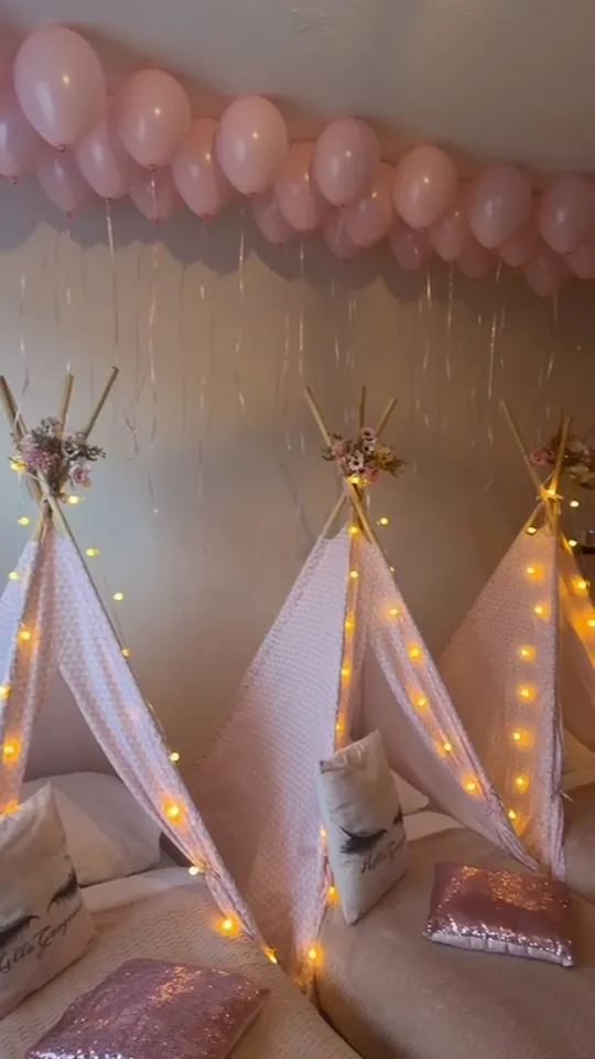 Girlpower slaapfeestje met een plafond vol roze ballonnen en satijnen kimono’s