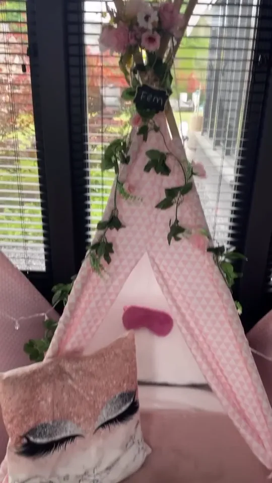 Girlpower tipi’s met rozen, klimop en wimperkussens