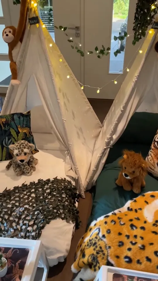 Jungle Safari slaapfeestje met tijgerkussens en knuffelapen