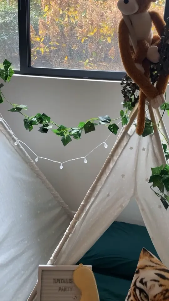 Witte tipi’s in Jungle Safari-stijl met knuffeldieren