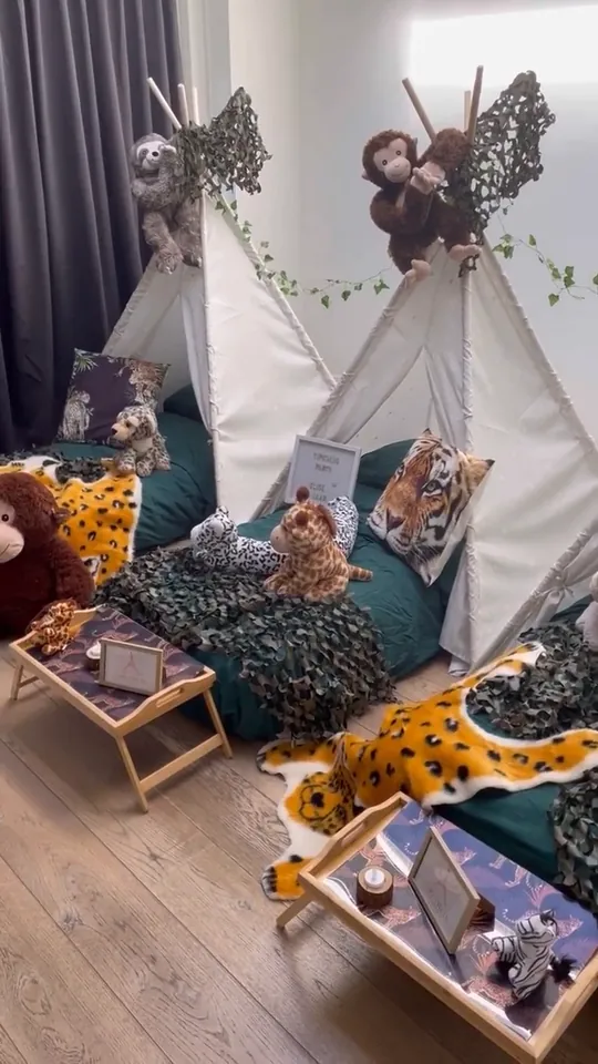 Een rij Jungle Safari tipi’s met apen in de tipistokken