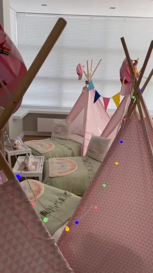 Rainbow tipi’s met regenboogkleden en vlaggetjes