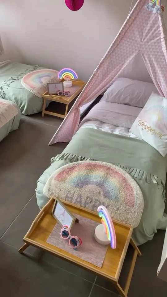 Pastelkleurige Rainbow tipi’s met regenboogkussens
