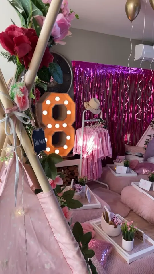 Roze tipi slaapfeestje voor een achtste verjaardag